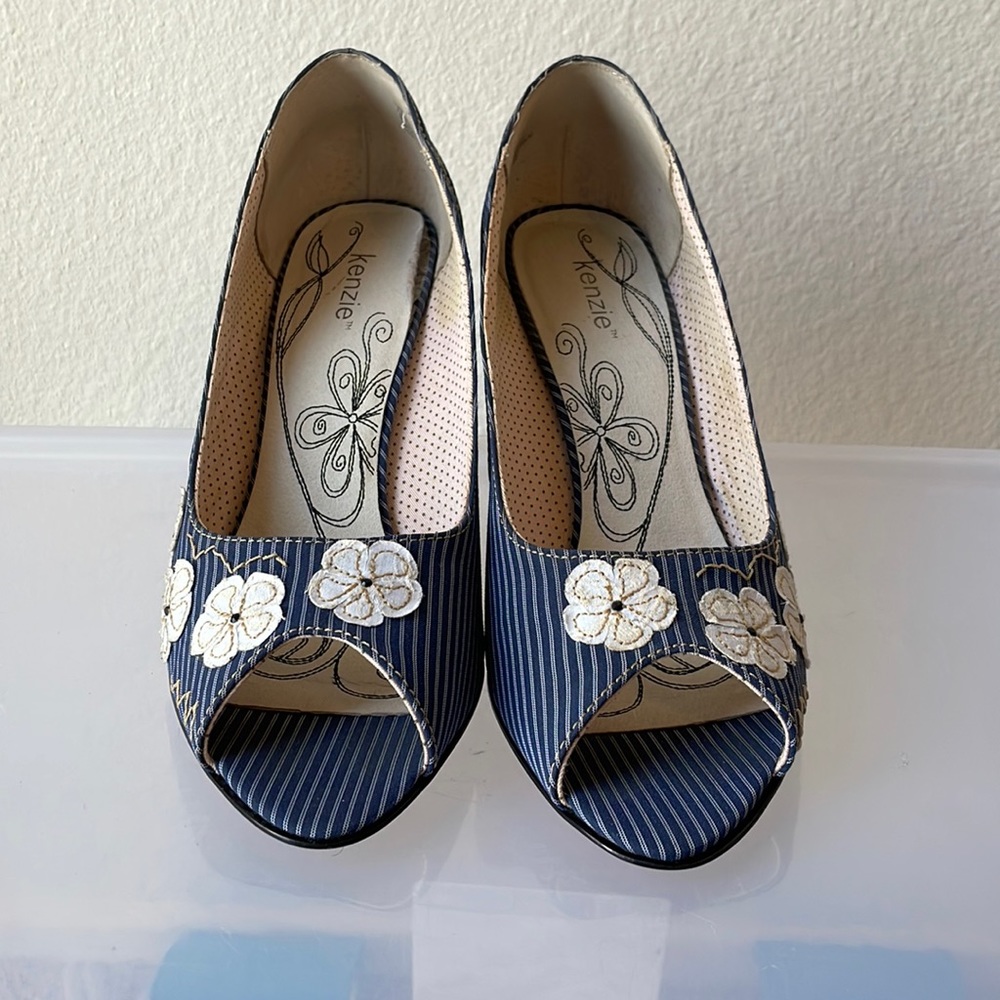 Kenzie Flower Peep-Toe Pumps